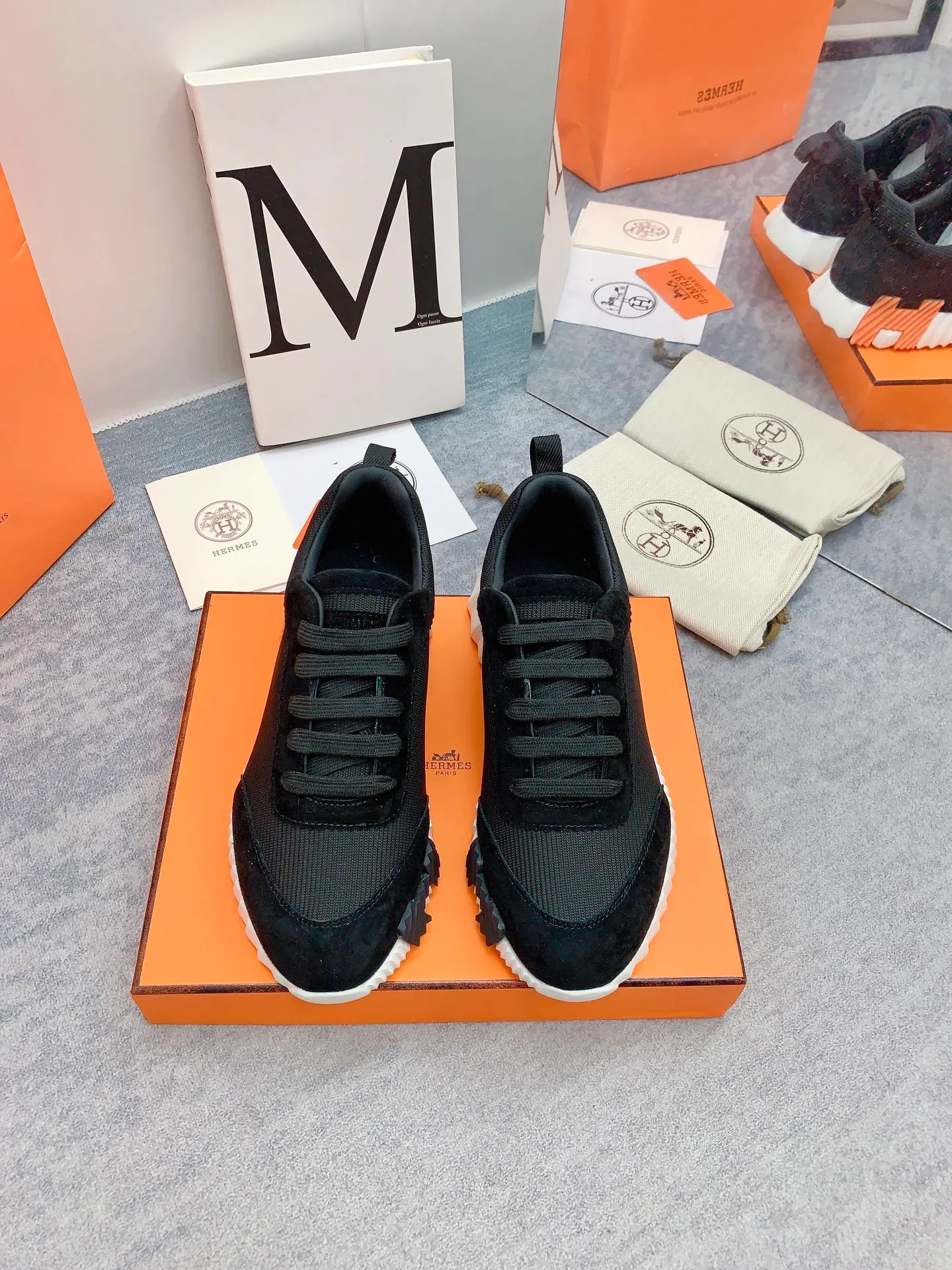 👟👟Ex-factory price 640👟👟 [Hermes] New Bouncing Couple 👫Sneakers. The most comfortable shoes from Hermès, no one else⃣️. They are very light on the feet and very beautiful. You will not feel tired when you go shopping and running around. 👍 The overall suede leather feels very good, very beautiful and very versatile. It is very light, comfortable and extremely light, suitable for both sports and leisure. It feels great to step on! 30+ men's and women's color combinations. You can choose, there will always be what you want~ ✅Fabric: Imported high mercerized sheep + original rain velvet ✅Inner: Imported silk sheepskin for lining insole ✅Outsole: Seamless combination of IP+TPU (multi-color letters) German technology irradiation machine ✅Code number: 35-41 for women and 38-46 for men (41 for women, 45.46 for men, customized and non-returnable)